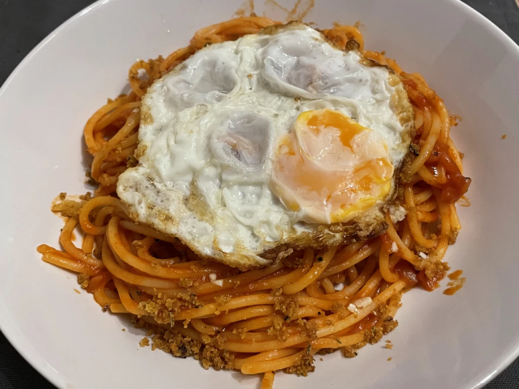 Spaghetti in Tomatensauce mit Thai-Spiegelei und Pangrattato