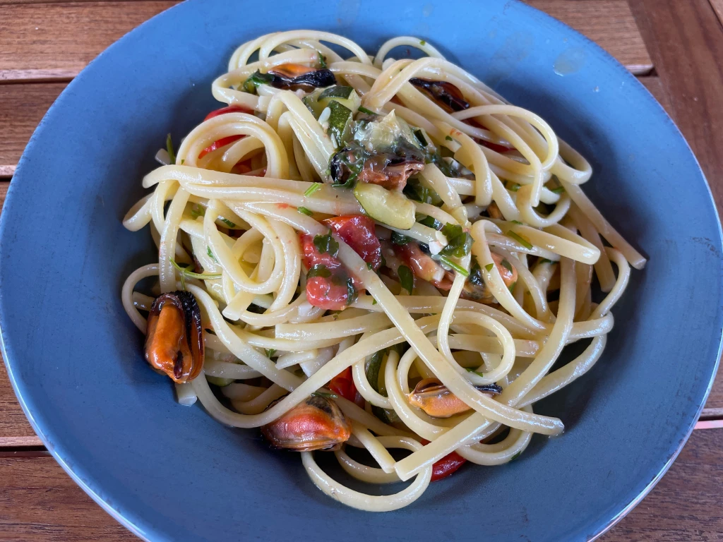 Linguine mit Miesmuscheln und Zucchini Tomaten-Weißweinsauce