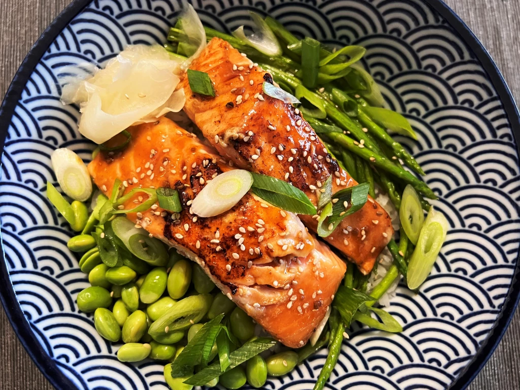 Teriyaki-Lachs-Bowl mit grünem Spargel, Edamame & Reis