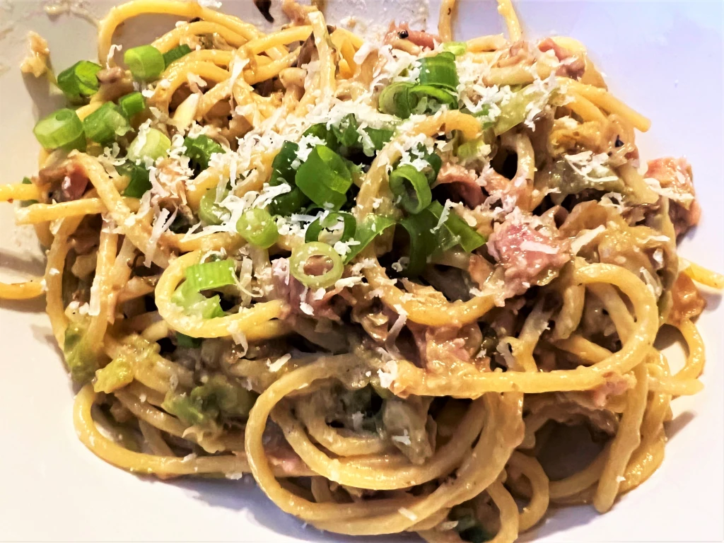 Spaghetti mit Rosenkohl und Kochschinken in Parmesan-Sauce