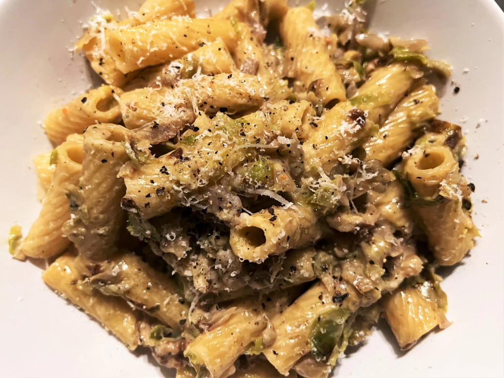 Tortiglioni mit Rosenkohl und Walnüssen in Sahne-Sauce