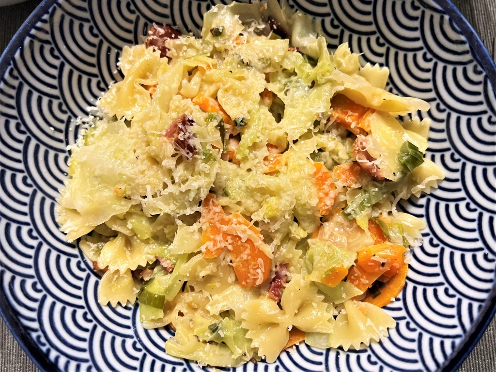 Spitzkohl-Pasta mit Karotten, Speck und Schnittlauch