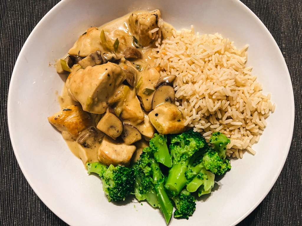 Knoblauch-Hähnchen in kräftiger Sherry-Sahne-Sauce mit Brokkoli und Butter-Reis