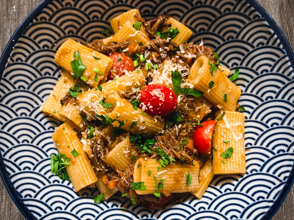 Pasta mit geschmortem Ossobuco-Ragù, Fenchel und Kirschtomaten