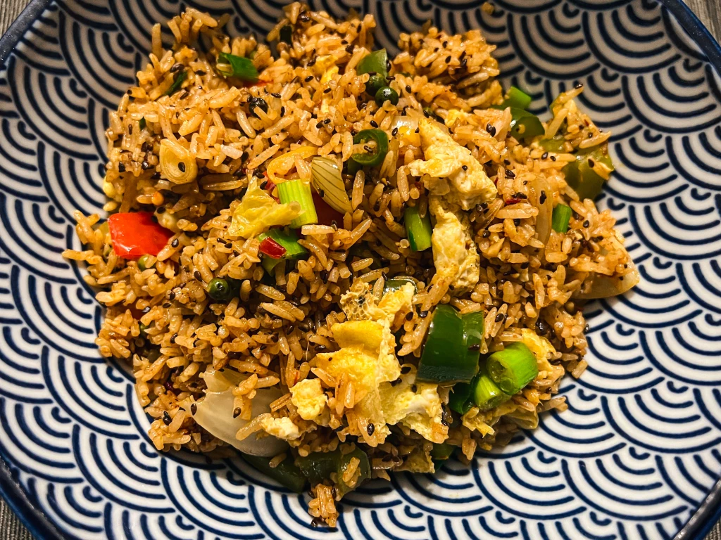 Gebratener Eierreis mit Sesam, frischem grünen Pfeffer und Paprika