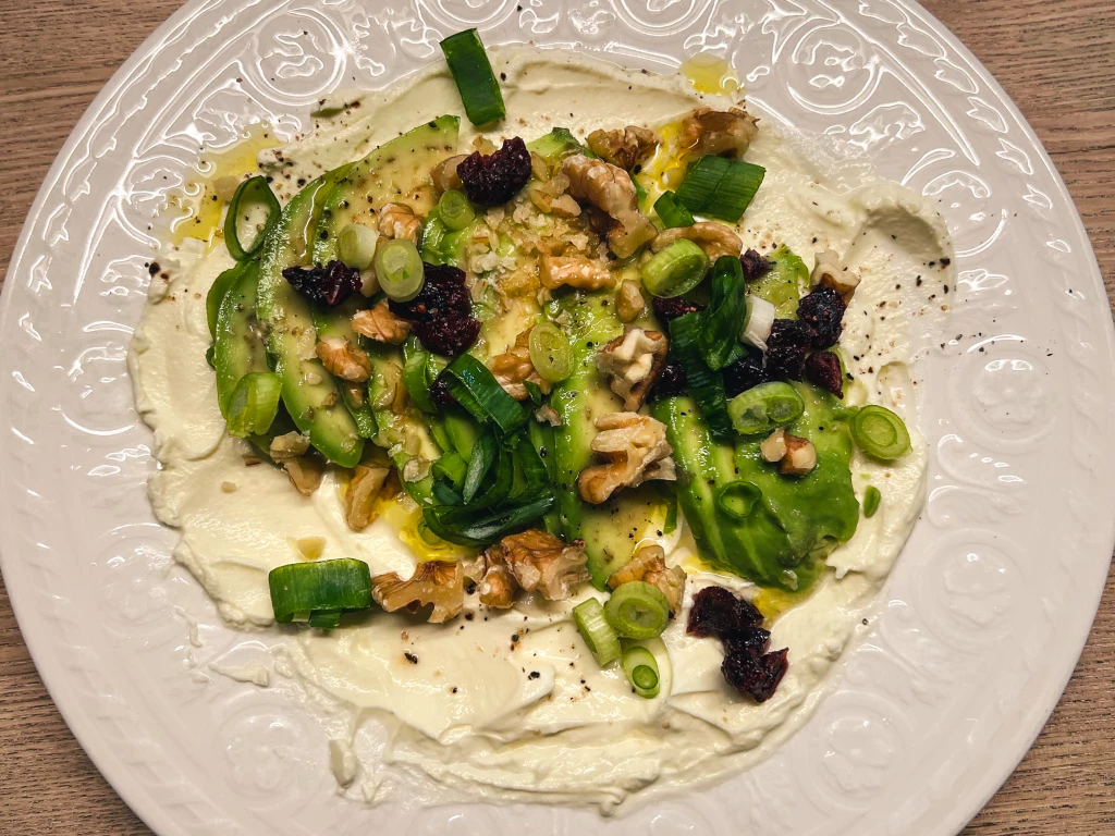 Avocado-Carpaccio mit Walnüssen, Frühlingszwiebeln und Creme Fraîche