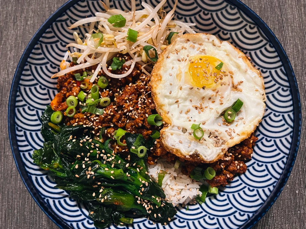 Reis-Bowl mit Gochujang-Hack, Thai-Spiegelei und asiatischem Gemüse