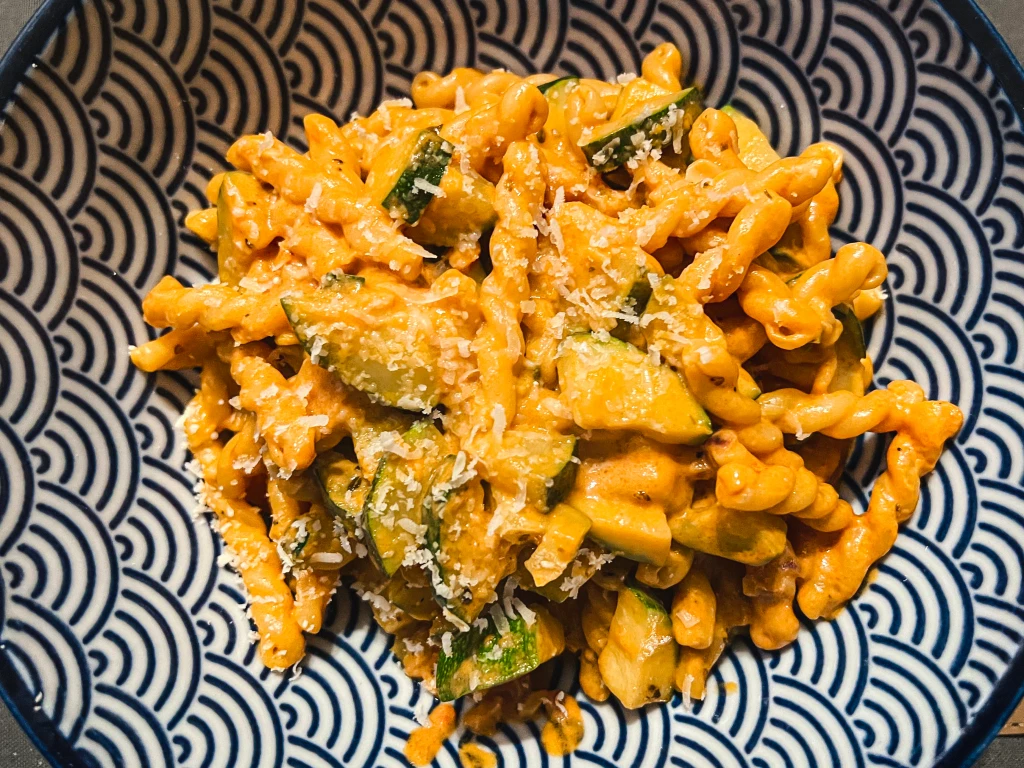 Pasta mit knackigen Zucchini in Tomaten-Frischkäse-Sauce