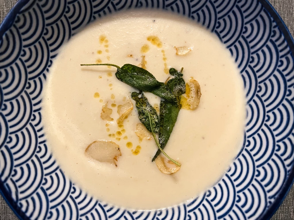 Topinambur-Cremesuppe mit gebratenem Salbei