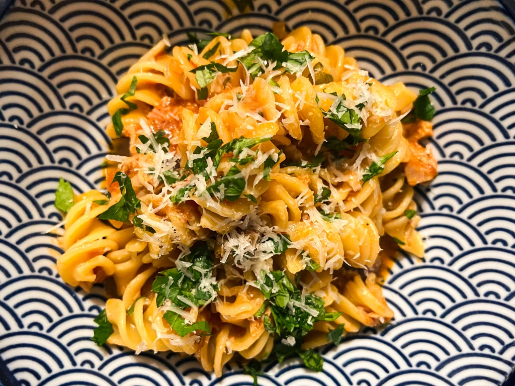 Fusilloni alla Puttanesca mit Thunfisch, Tomatensauce, Kapern und Oliven