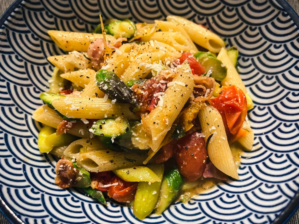 Pasta mit grünem Spargel, Speck, Kirschtomaten und Pecorino