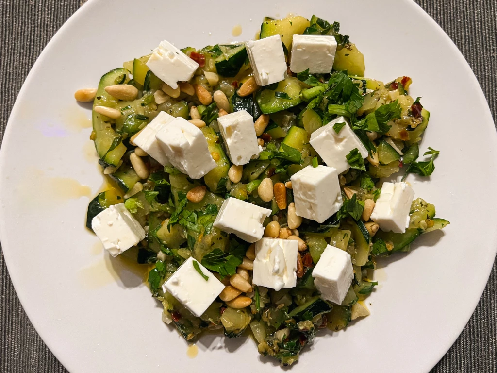 Gebratene Zucchini mit Feta, Pinienkerne und Minze