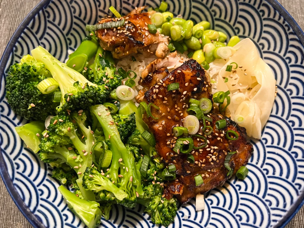 Teriyaki-Chicken Reis Bowl mit Brokkoli, Edamame und Sushi-Ingwer