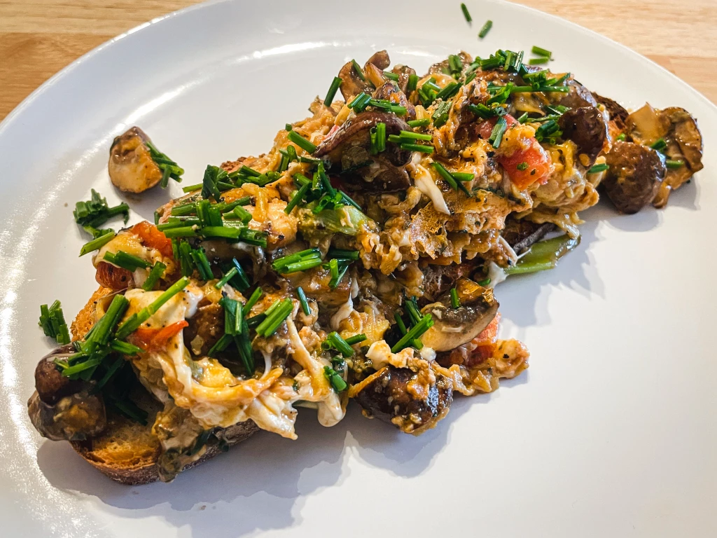 Rührei mit Champignons, Paprika und Bockshornklee auf knusprigem Brot