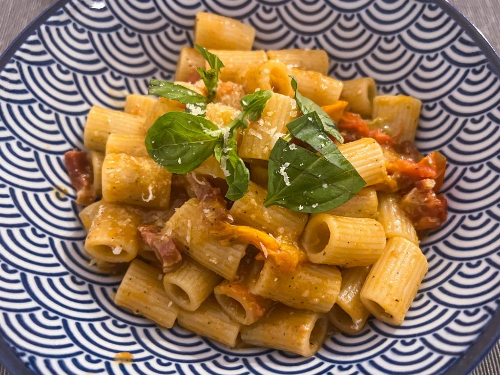 Pasta in cremiger Kirschtomaten-Pesto-Sauce und Speck