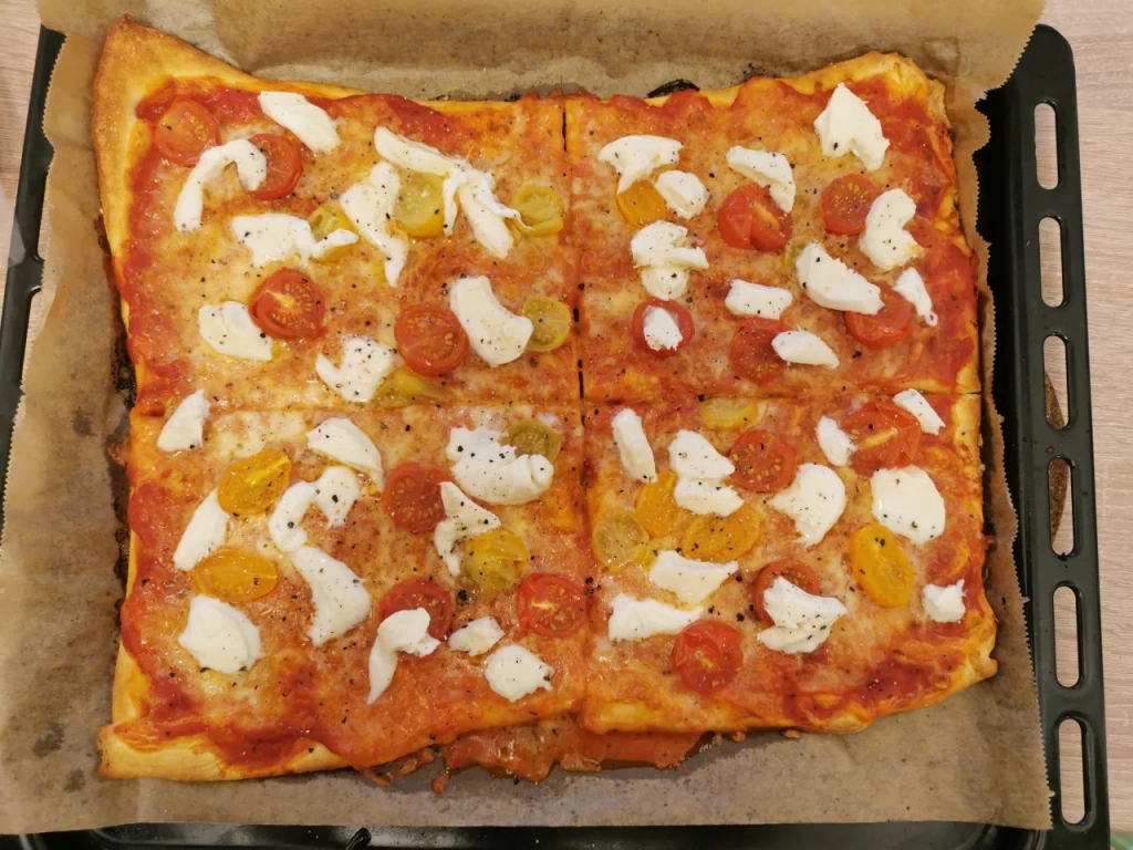 Schnelle Pizza mit Kirschtomaten und Mozzarella
