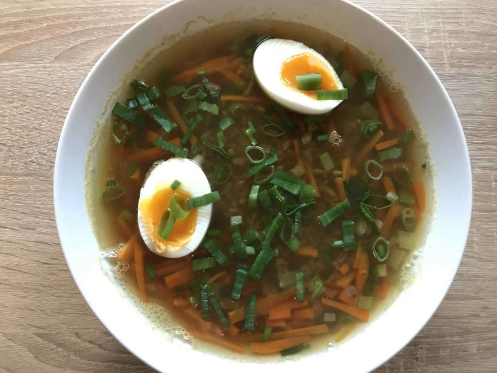 Einfache Grünkern-Suppe mit Ei und Gemüse